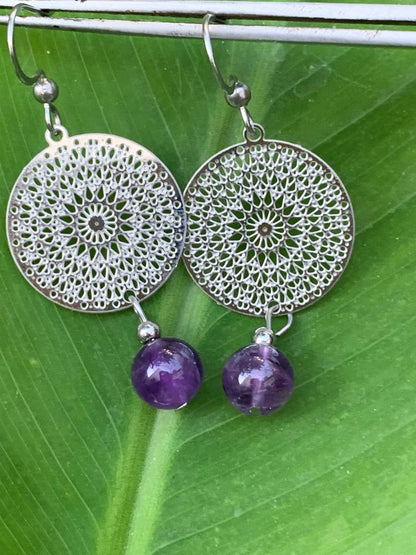 Boucles d'oreilles en Améthyste avec un superbe Mandala en Argent où est suspendue une perle ronde, qualité AA à AAA. Vendu en finition Argent 0.925, parfait !