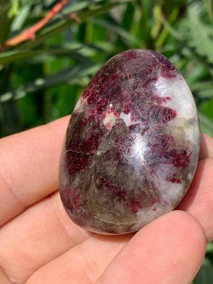 Rubellite Tourmaline, pebble measuring 51 x 40 x 25 mm - 68.4 grams. A very beautiful and unique piece! 