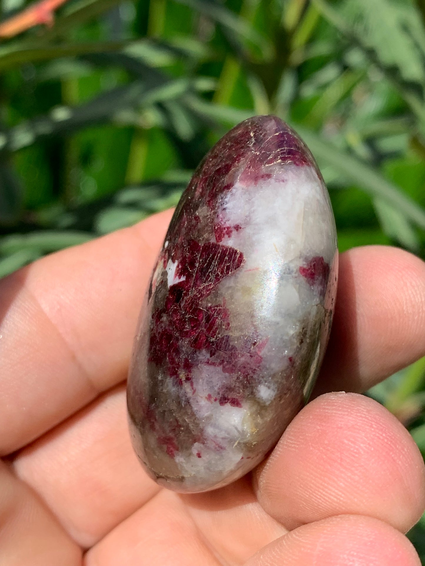 Rubellite Tourmaline, pebble measuring 51 x 40 x 25 mm - 68.4 grams. A very beautiful and unique piece! 