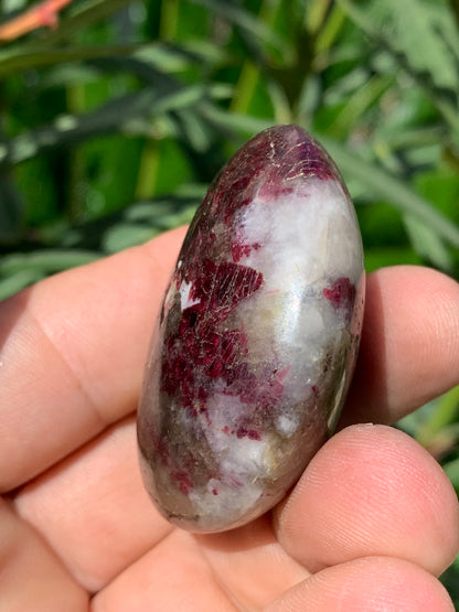 Rubellite Tourmaline, pebble measuring 51 x 40 x 25 mm - 68.4 grams. A very beautiful and unique piece! 