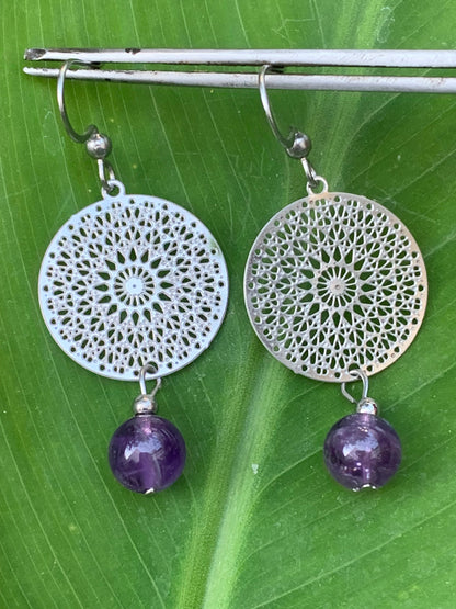 Boucles d'oreilles en Améthyste avec un superbe Mandala en Argent où est suspendue une perle ronde, qualité AA à AAA. Vendu en finition Argent 0.925, parfait !