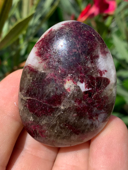 Rubellite Tourmaline, pebble measuring 51 x 40 x 25 mm - 68.4 grams. A very beautiful and unique piece! 