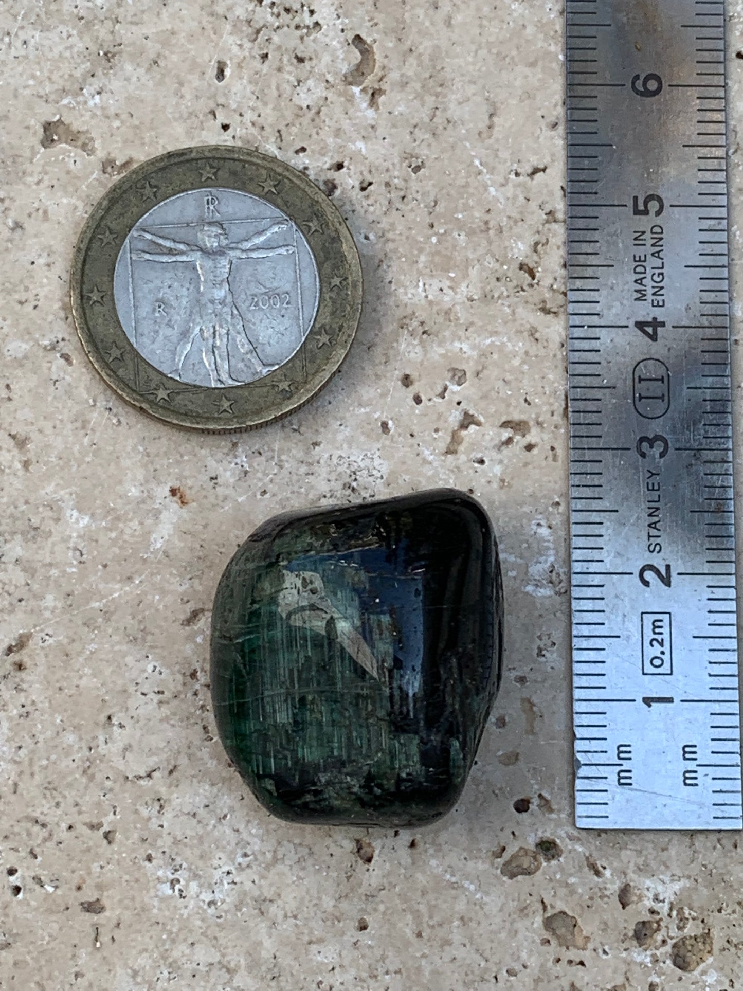 Tourmaline verte/ Verdélite, pierre roulée de 25 x 23 x 16 mm -17,3 grammes environ. Superbe petite pièce de minéralogie !