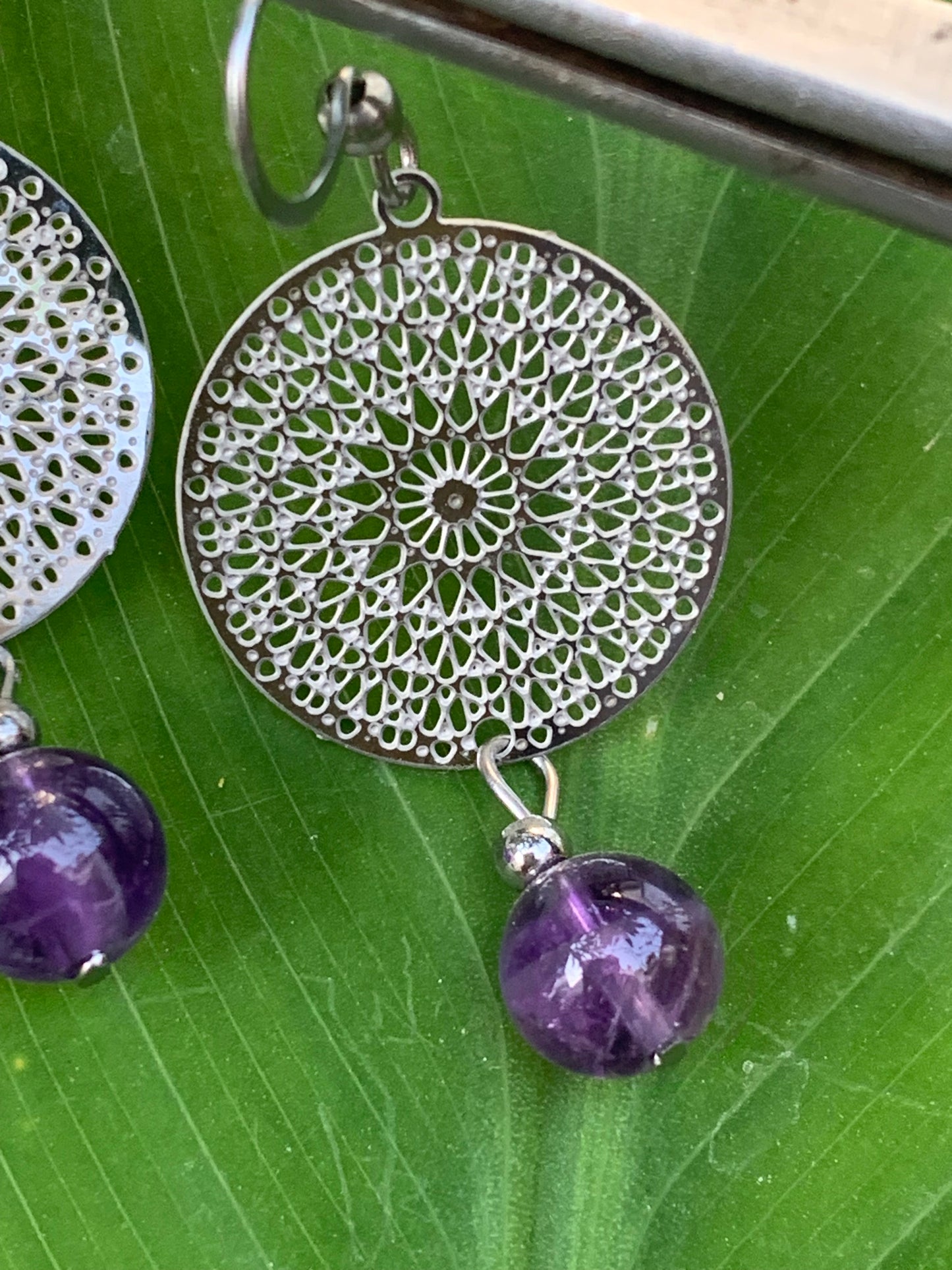 Boucles d'oreilles en Améthyste avec un superbe Mandala en Argent où est suspendue une perle ronde, qualité AA à AAA. Vendu en finition Argent 0.925, parfait !