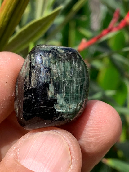 Tourmaline verte/ Verdélite, pierre roulée de 25 x 23 x 16 mm -17,3 grammes environ. Superbe petite pièce de minéralogie !