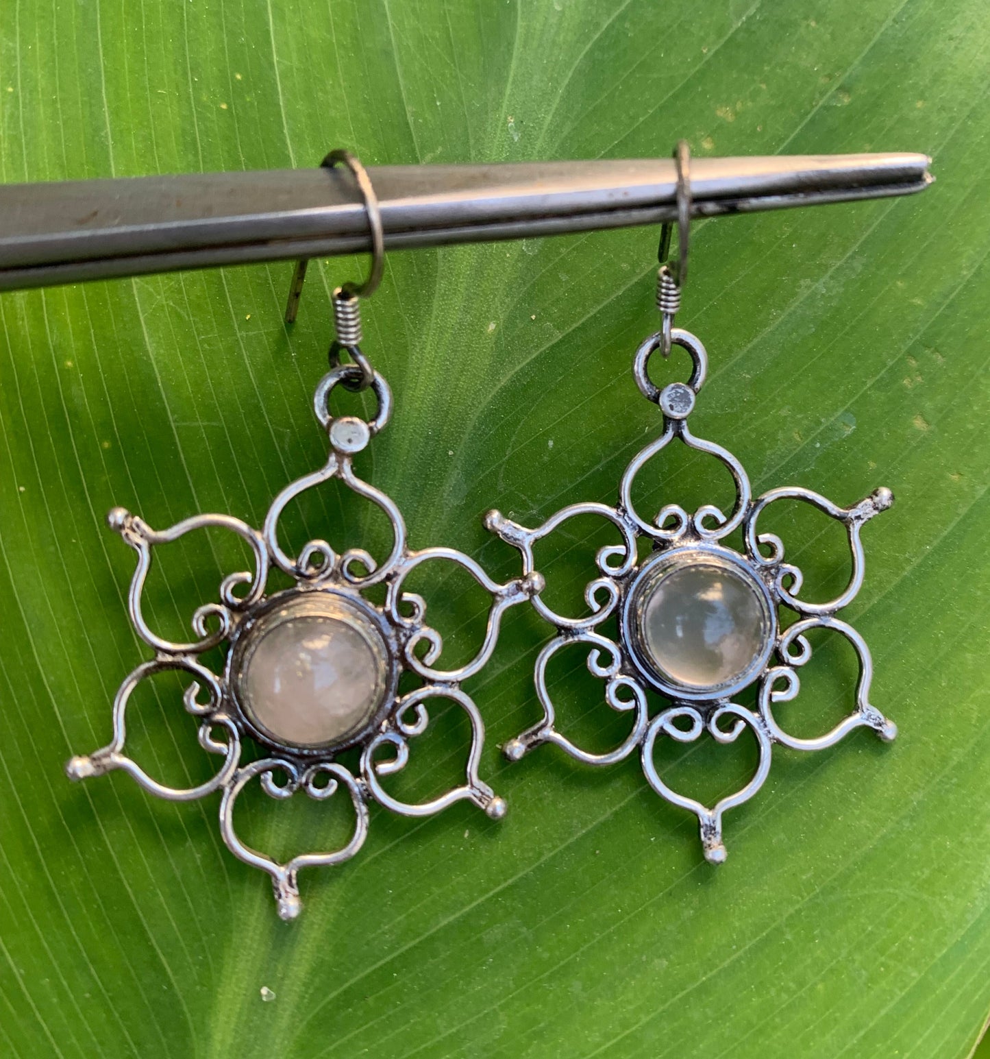 Boucles d'oreilles en Quartz Rose, fleur de vie avec cabochon central serti Argent, qualité AA à AAA. Vendu en finition Argent 0.925, parfait !