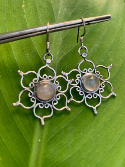 Boucles d'oreilles en Quartz Rose, fleur de vie avec cabochon central serti Argent, qualité AA à AAA. Vendu en finition Argent 0.925, parfait !