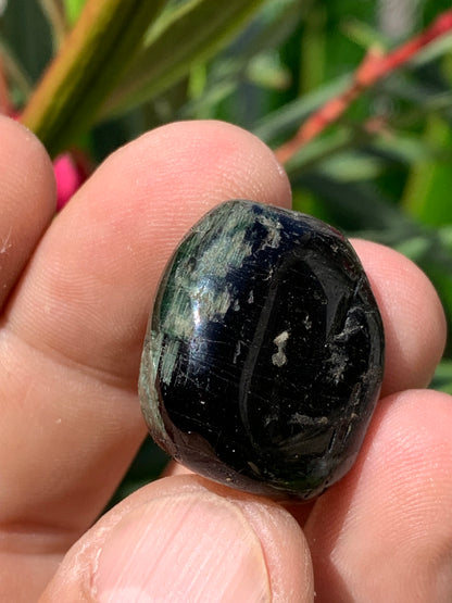Tourmaline verte/ Verdélite, pierre roulée de 25 x 23 x 16 mm -17,3 grammes environ. Superbe petite pièce de minéralogie !