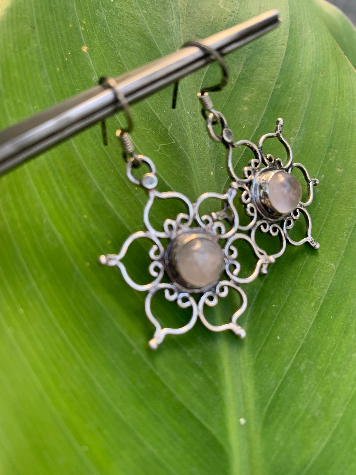 Boucles d'oreilles en Quartz Rose, fleur de vie avec cabochon central serti Argent, qualité AA à AAA. Vendu en finition Argent 0.925, parfait !