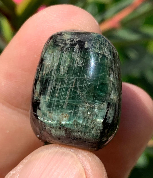 Green Tourmaline/Verdelite, tumbled stone measuring 25 x 23 x 16 mm - approximately 17.3 grams. A superb little piece of mineralogy! 