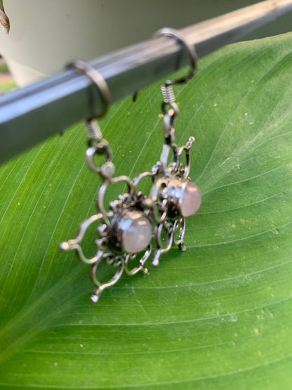 Boucles d'oreilles en Quartz Rose, fleur de vie avec cabochon central serti Argent, qualité AA à AAA. Vendu en finition Argent 0.925, parfait !