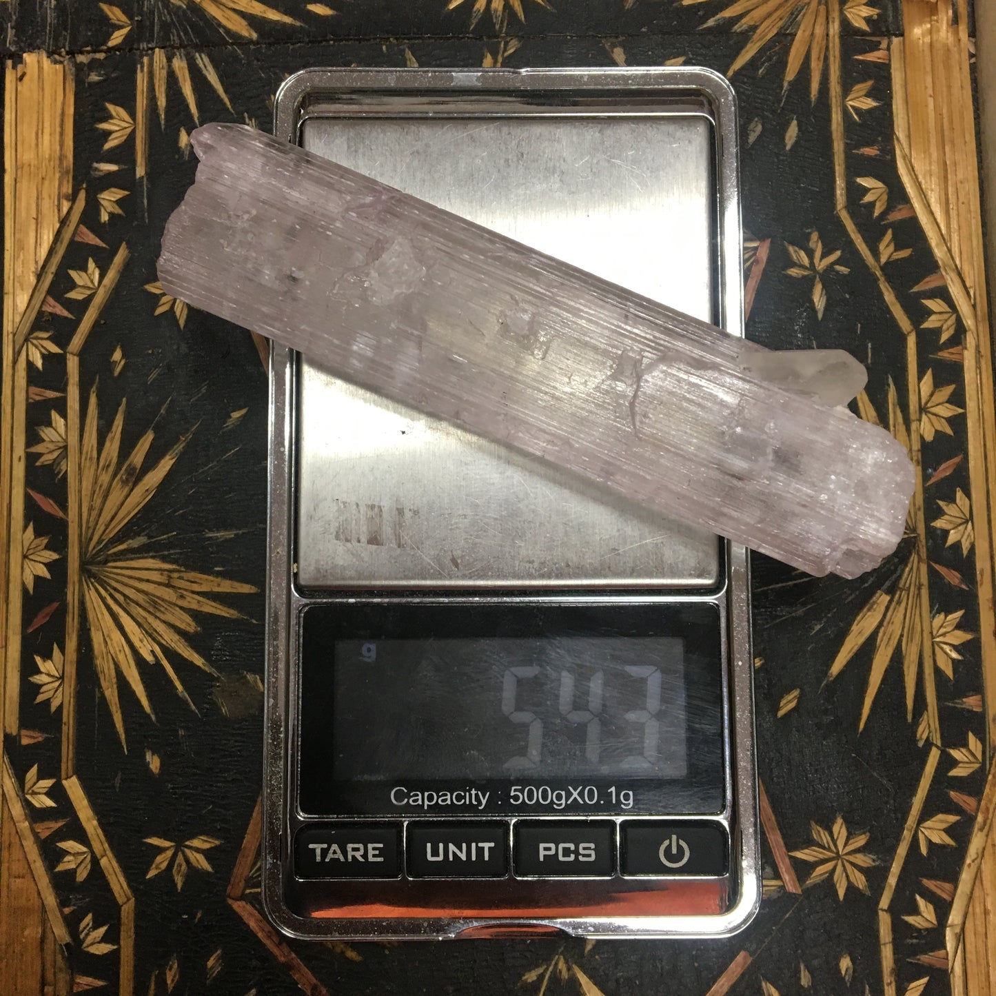 Kunzite avec cristal de roche naissant, spècimen XL (rare) de 100mm x25 x 14 - 54,3 grammes !