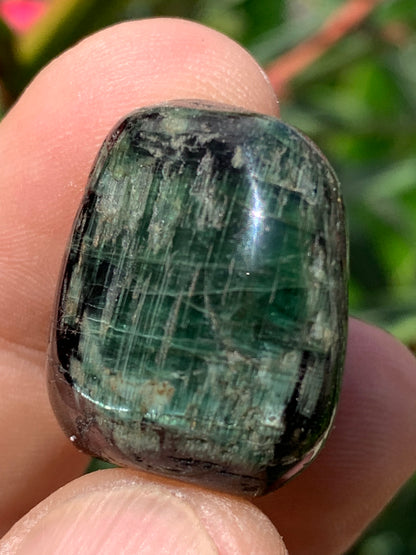 Tourmaline verte/ Verdélite, pierre roulée de 25 x 23 x 16 mm -17,3 grammes environ. Superbe petite pièce de minéralogie !