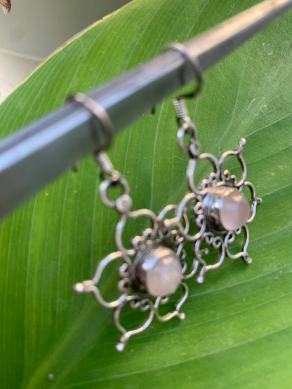 Boucles d'oreilles en Quartz Rose, fleur de vie avec cabochon central serti Argent, qualité AA à AAA. Vendu en finition Argent 0.925, parfait !