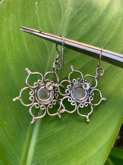 Boucles d'oreilles en Quartz Rose, fleur de vie avec cabochon central serti Argent, qualité AA à AAA. Vendu en finition Argent 0.925, parfait !