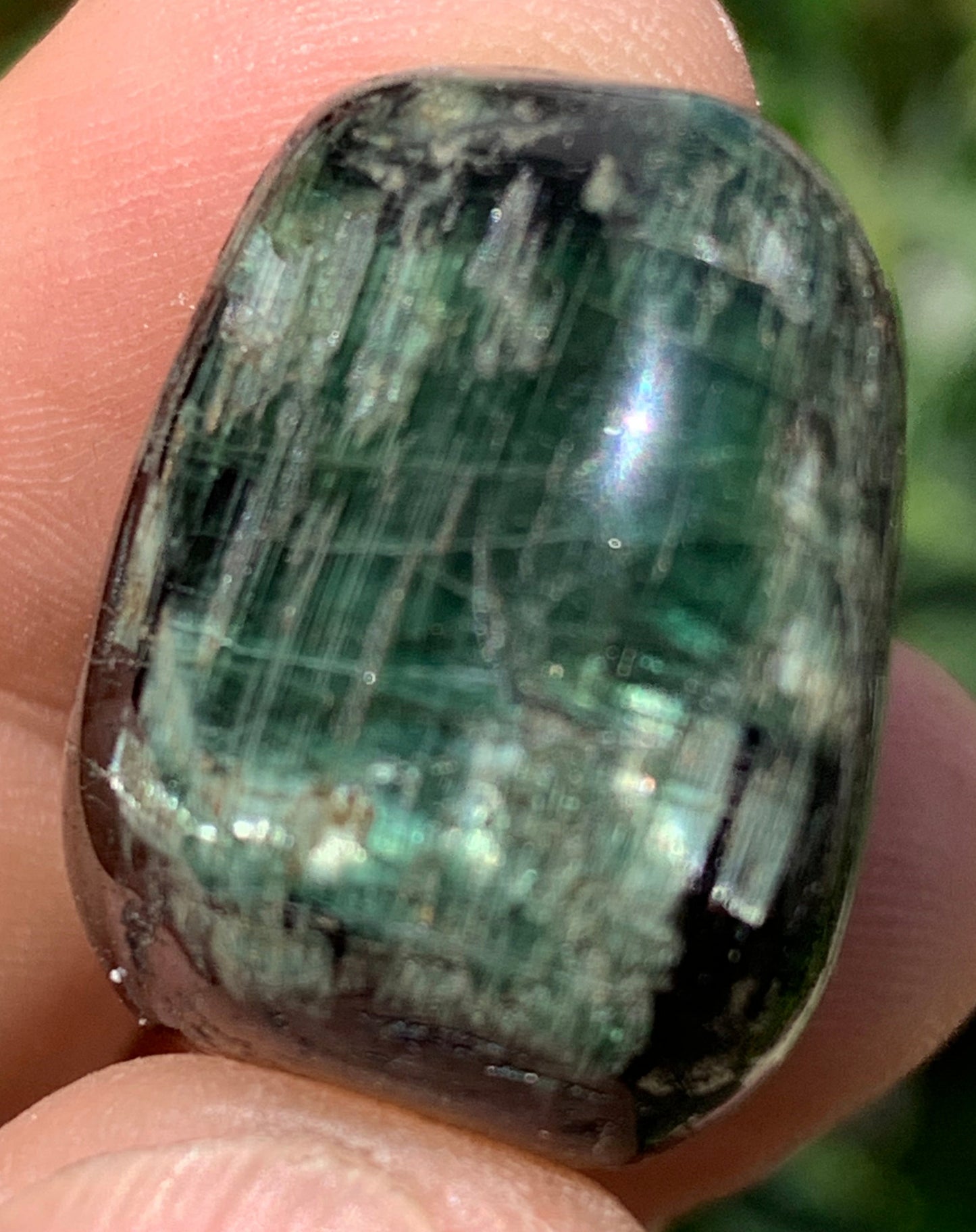 Tourmaline verte/ Verdélite, pierre roulée de 25 x 23 x 16 mm -17,3 grammes environ. Superbe petite pièce de minéralogie !