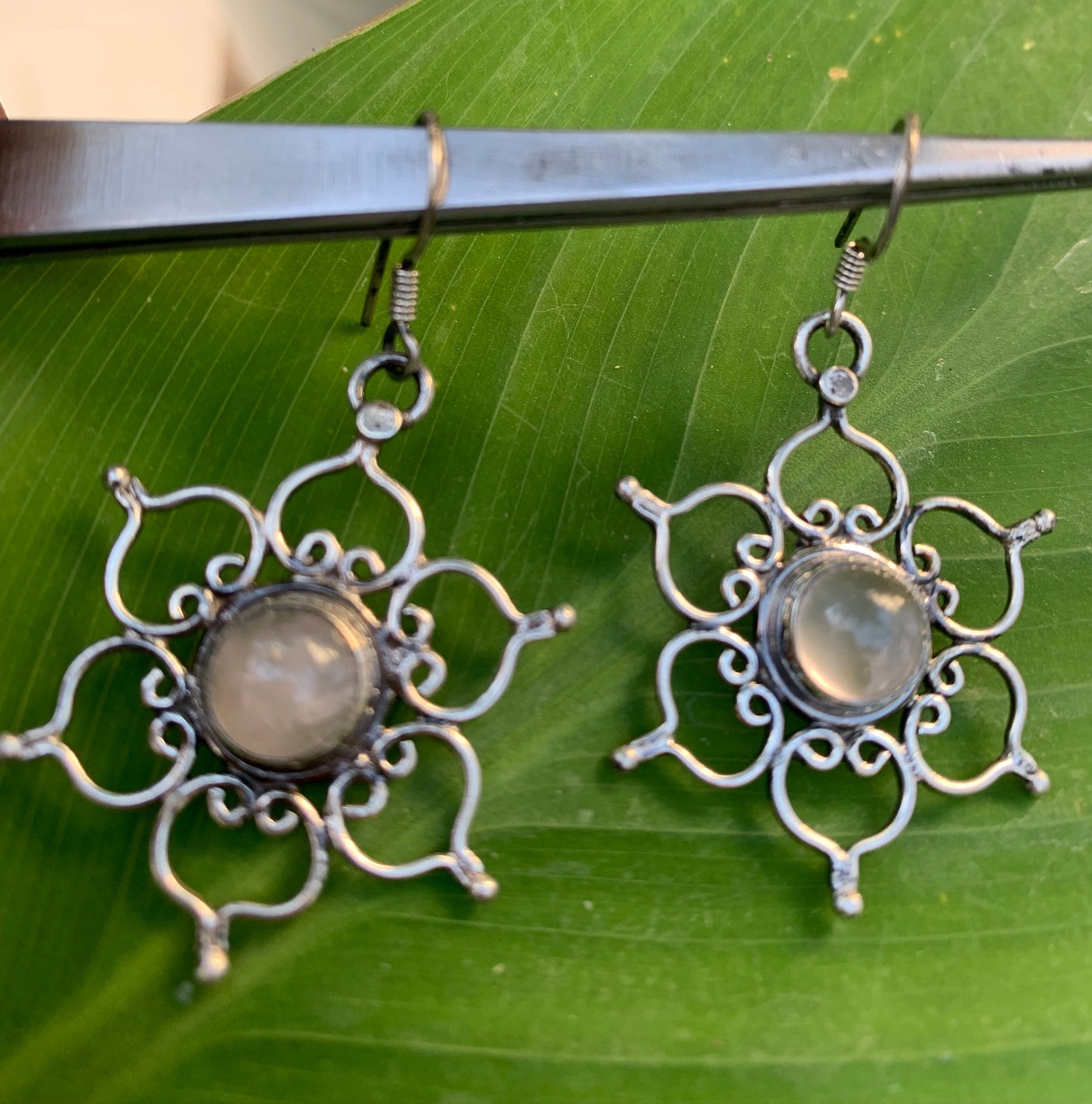 Boucles d'oreilles en Quartz Rose, fleur de vie avec cabochon central serti Argent, qualité AA à AAA. Vendu en finition Argent 0.925, parfait !