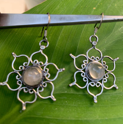 Boucles d'oreilles en Quartz Rose, fleur de vie avec cabochon central serti Argent, qualité AA à AAA. Vendu en finition Argent 0.925, parfait !