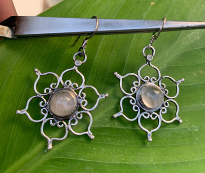 Boucles d'oreilles en Quartz Rose, fleur de vie avec cabochon central serti Argent, qualité AA à AAA. Vendu en finition Argent 0.925, parfait !
