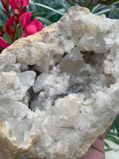Apophyllite, superbe druse/ géode de 150 x 120 x 90 mm - 1 760 grammes. Magnifique pièce de minéralogie !