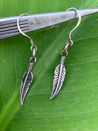 Boucles d'oreilles avec plumes en Argent 0.925, 40 millimètres de longueur, vendu avec bouchon 'stop', parfait !