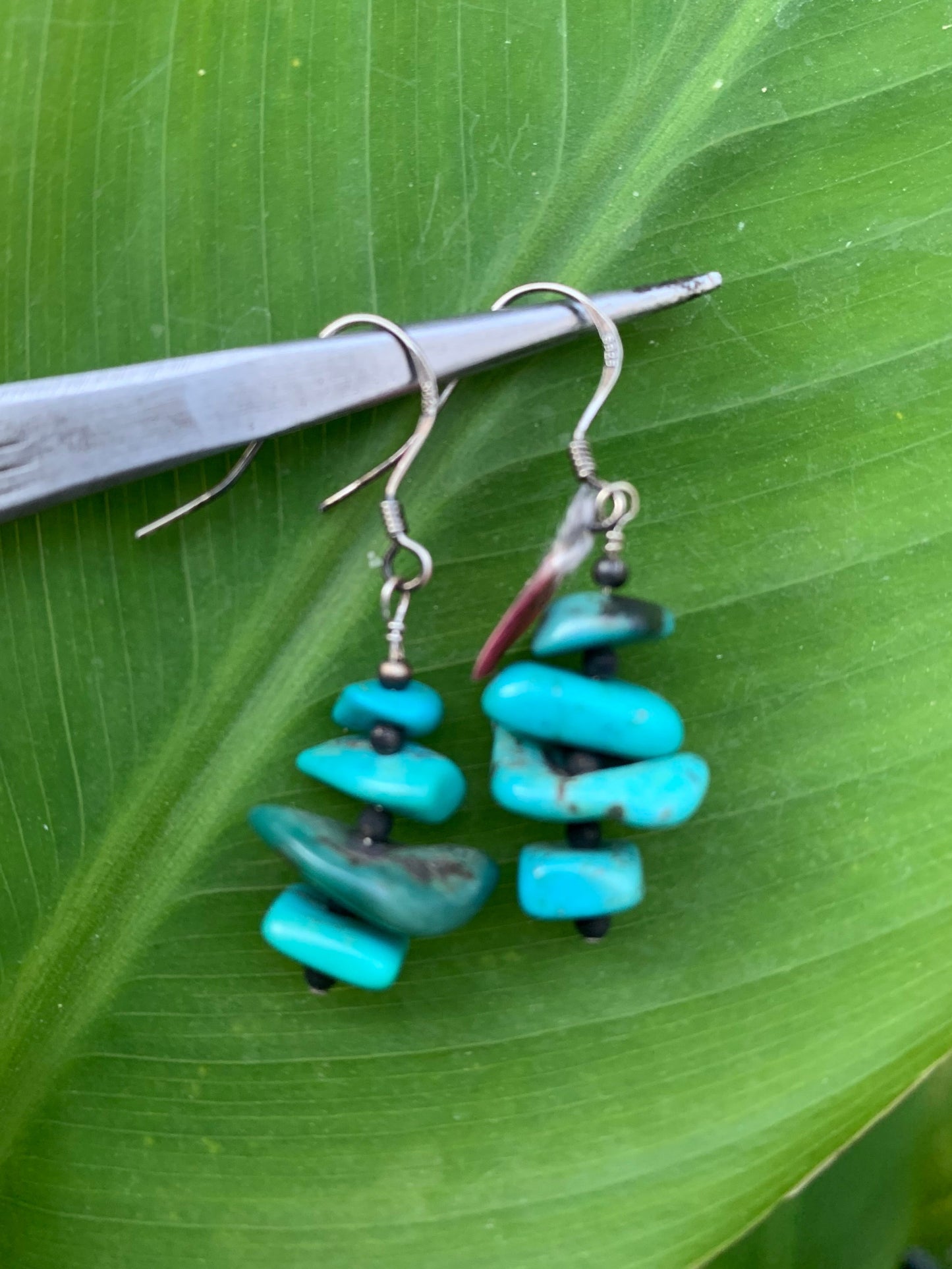 Boucles d'oreilles en Turquoise , perles 'pétales' sur tige en métal, qualité AA à AAA. Vendu en finition Argent ou en laiton argenté, parfait !