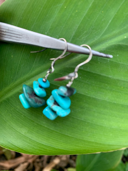 Boucles d'oreilles en Turquoise , perles 'pétales' sur tige en métal, qualité AA à AAA. Vendu en finition Argent ou en laiton argenté, parfait !