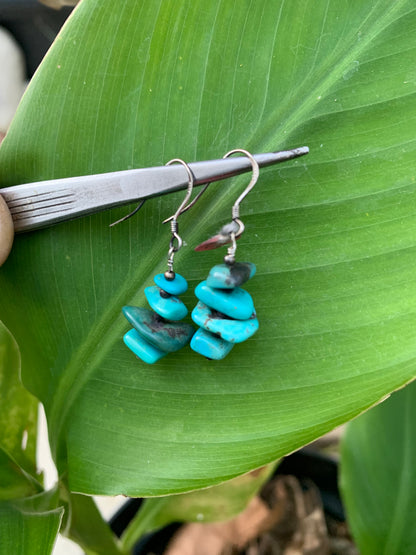 Boucles d'oreilles en Turquoise , perles 'pétales' sur tige en métal, qualité AA à AAA. Vendu en finition Argent ou en laiton argenté, parfait !