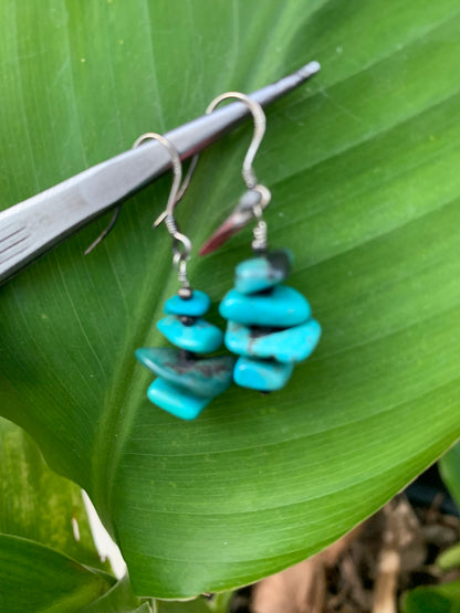 Boucles d'oreilles en Turquoise , perles 'pétales' sur tige en métal, qualité AA à AAA. Vendu en finition Argent ou en laiton argenté, parfait !