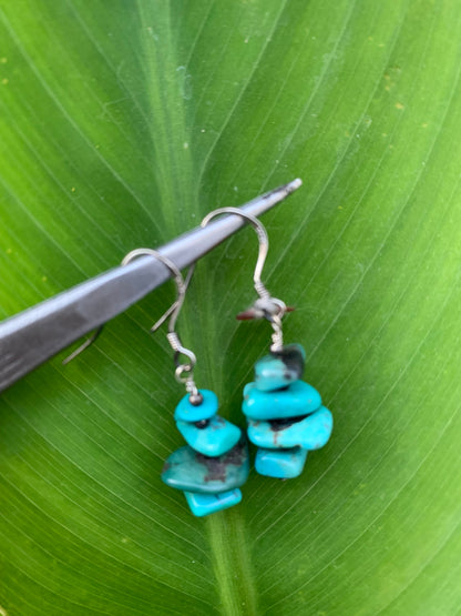 Boucles d'oreilles en Turquoise , perles 'pétales' sur tige en métal, qualité AA à AAA. Vendu en finition Argent ou en laiton argenté, parfait !
