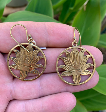 Boucles d'oreilles en forme de Lotus de 30 millimètres de diamètre, finition laiton, très beau modèle, parfait !