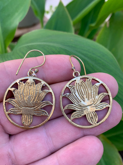 Boucles d'oreilles en forme de Lotus de 30 millimètres de diamètre, finition laiton, très beau modèle, parfait !