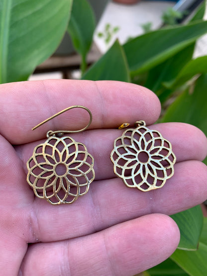Boucles d'oreilles en forme de 'graine de vie' de 25 millimètres de diamètre, finition laiton, très beau modèle, parfait !