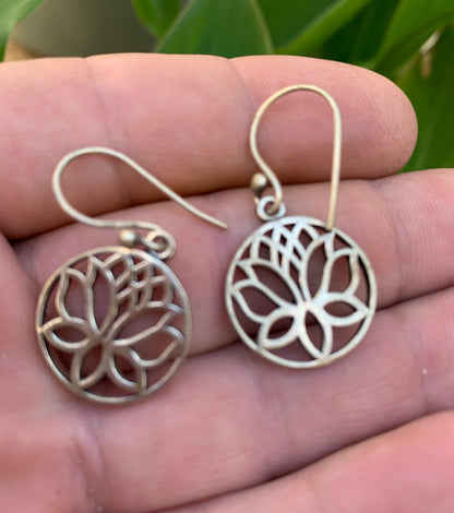 Lotus-shaped earrings, 20 millimeters in diameter, brass finish, very beautiful model, perfect!