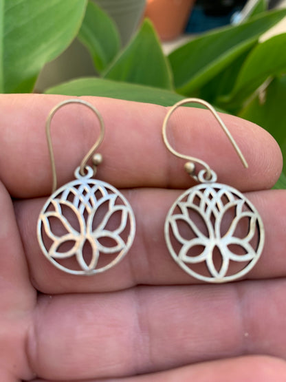 Lotus-shaped earrings, 20 millimeters in diameter, brass finish, very beautiful model, perfect!