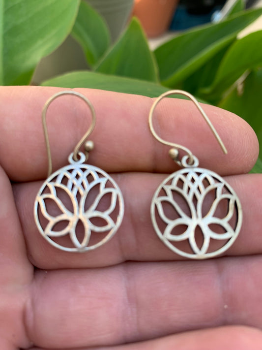 Lotus-shaped earrings, 20 millimeters in diameter, brass finish, very beautiful model, perfect!