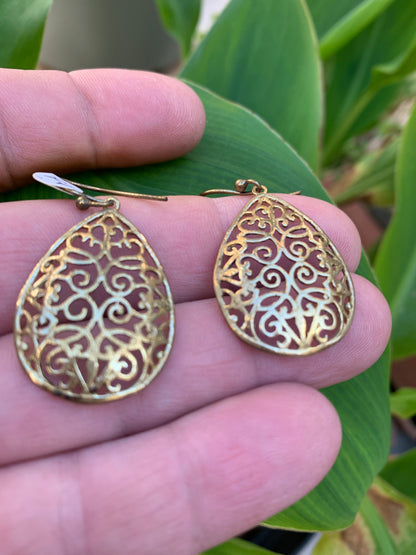 Boucles d'oreilles en forme de Mandala ovale de 35 millimètres de diamètre, hauteur totale de 55mm. Finition laiton, superbes pièces, parfait !