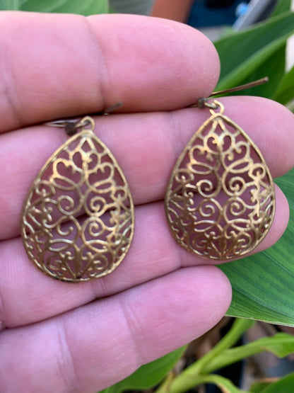 Boucles d'oreilles en forme de Mandala ovale de 35 millimètres de diamètre, hauteur totale de 55mm. Finition laiton, superbes pièces, parfait !