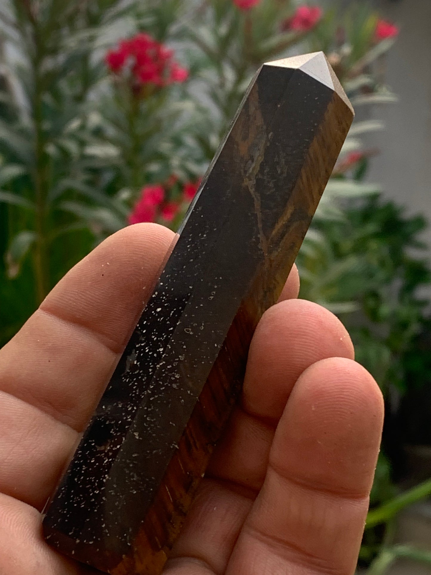Oeil de tigre, pointe laser de 104 x 23 x 23 mm - 104 grammes. Magnifique pièce pour exposition, lithothérapie, collection !