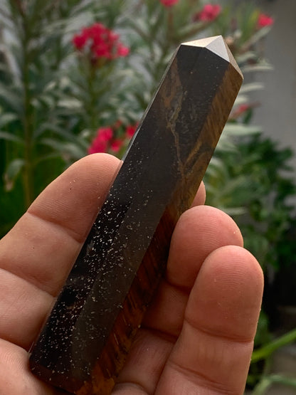 Oeil de tigre, pointe laser de 104 x 23 x 23 mm - 104 grammes. Magnifique pièce pour exposition, lithothérapie, collection !