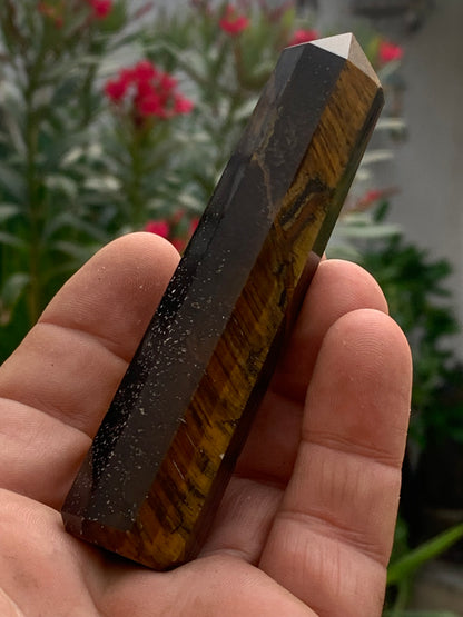 Oeil de tigre, pointe laser de 104 x 23 x 23 mm - 104 grammes. Magnifique pièce pour exposition, lithothérapie, collection !