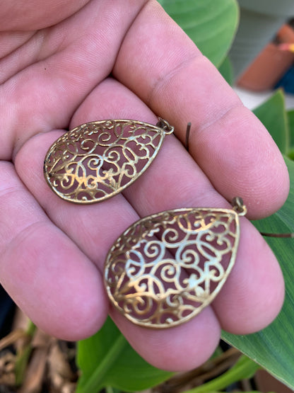 Boucles d'oreilles en forme de Mandala ovale de 35 millimètres de diamètre, hauteur totale de 55mm. Finition laiton, superbes pièces, parfait !