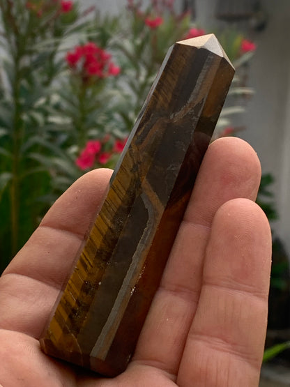 Oeil de tigre, pointe laser de 104 x 23 x 23 mm - 104 grammes. Magnifique pièce pour exposition, lithothérapie, collection !