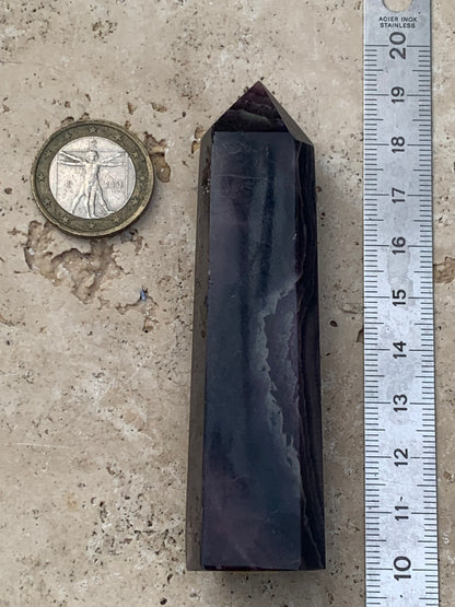 Fluorite violette, pointe laser de 90 mm x 24 x 20 / 93,3 grammes. Belle qualité, magnifique pièce !
