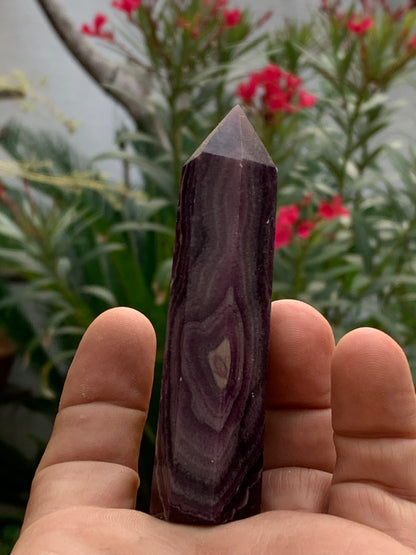 Fluorite violette, pointe laser de 90 mm x 24 x 20 / 93,3 grammes. Belle qualité, magnifique pièce !