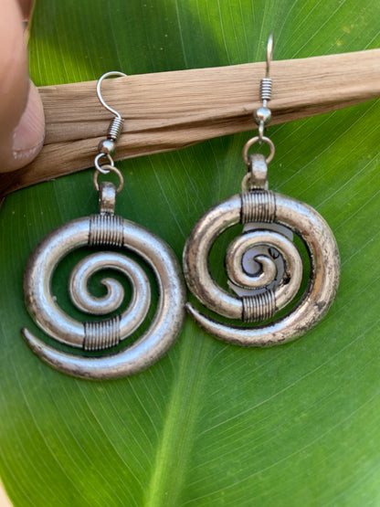 Boucles d'oreilles en forme de spirale de 30 millimètres de diamètre, hauteur totale de 55 mm. Finition laiton argenté, très beau modèle, parfait !