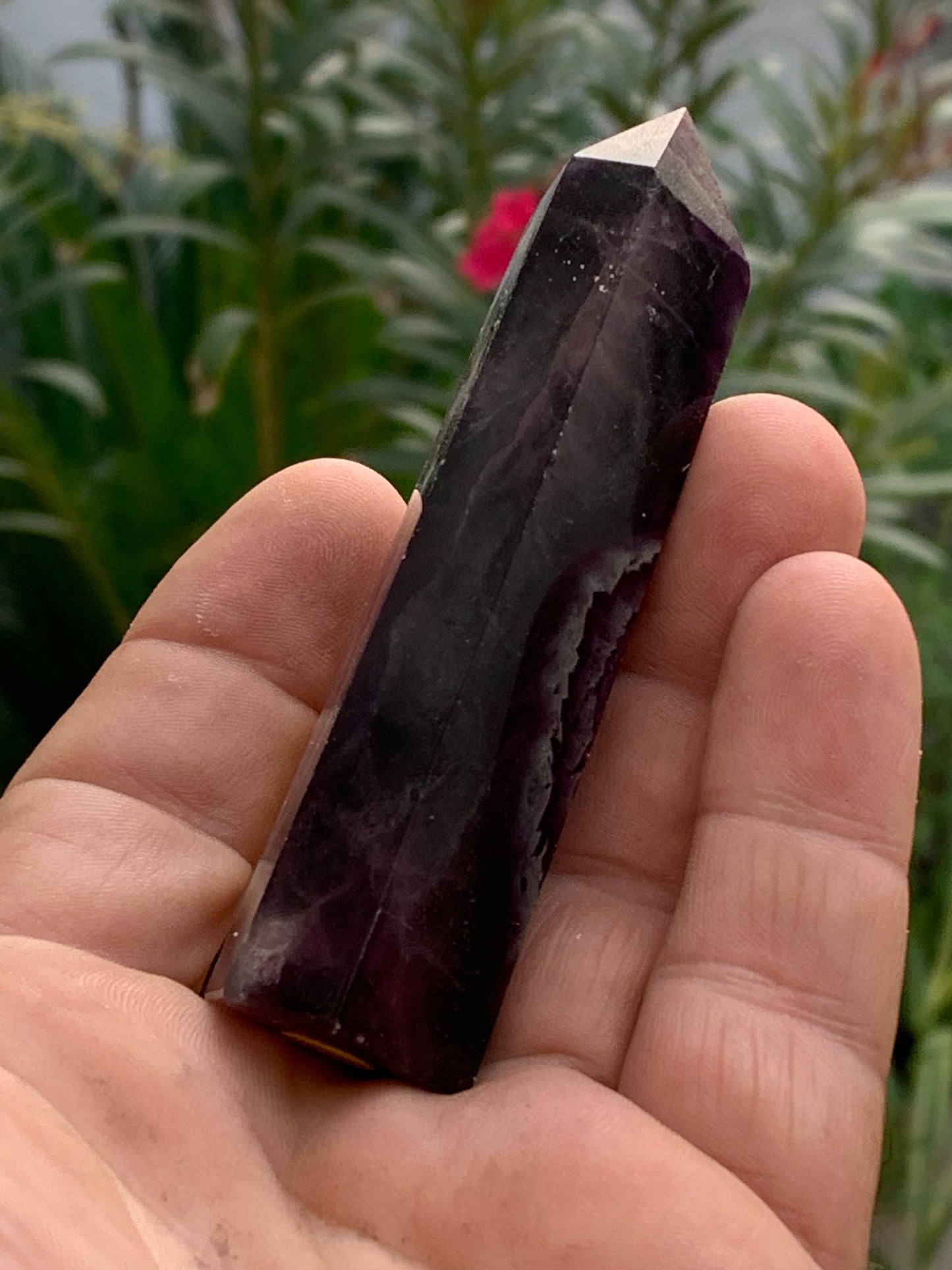 Fluorite violette, pointe laser de 90 mm x 24 x 20 / 93,3 grammes. Belle qualité, magnifique pièce !