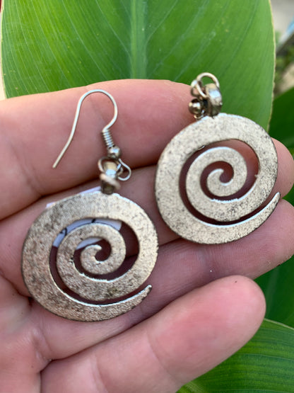 Boucles d'oreilles en forme de spirale de 30 millimètres de diamètre, hauteur totale de 55 mm. Finition laiton argenté, très beau modèle, parfait !