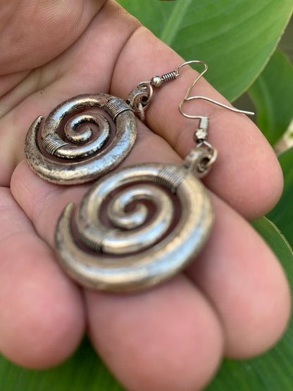 Boucles d'oreilles en forme de spirale de 30 millimètres de diamètre, hauteur totale de 55 mm. Finition laiton argenté, très beau modèle, parfait !