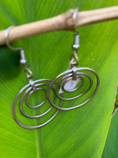 Boucles d'oreilles en forme de multi-shpère de 30 millimètres de diamètre, hauteur totale de 55 mm. Finition laiton argenté, très beau modèle, parfait !